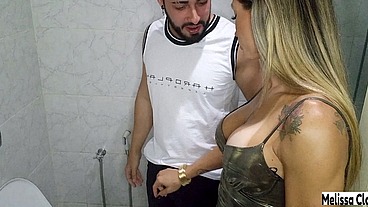 Dei para um gostoso no banheiro da balada (vídeo completo)