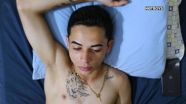 Fui pego no flagra cheirando as cuecas do meu padrasto