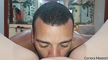 Amiga da família veio tirar férias e me levou para o motel