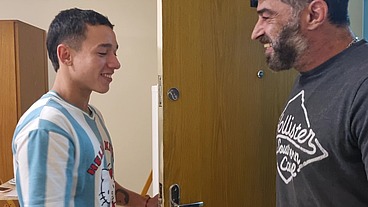 Garoto Novinho me viu na academia e me chamou pra beber água, mas quem bebeu leite foi ele