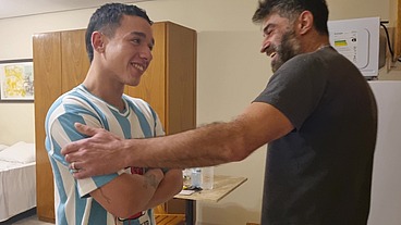 Garoto Novinho me viu na academia e me chamou pra beber água, mas quem bebeu leite foi ele