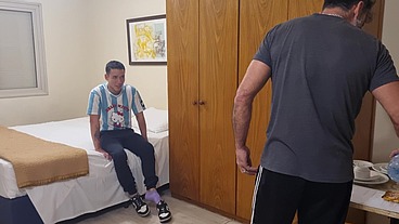 Garoto Novinho me viu na academia e me chamou pra beber água, mas quem bebeu leite foi ele
