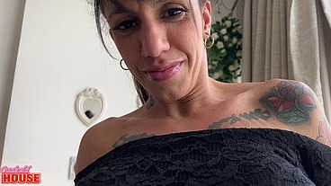 Essa noiva de grelo grande adora trepar com homens fora do relacionamento