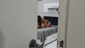 meu marido chegou em casa, me pegou pelada na cama e fodeu comigo.