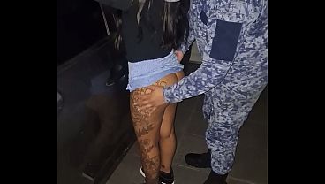 Nos para la polic&iacute_a entrando al motel y mi novia los soborna con su culo para que nos dejen ir