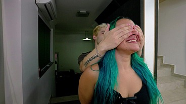 Surpresa de Dia dos Namorados: Minha namorada de cabelo colorido me deu a buceta de presente