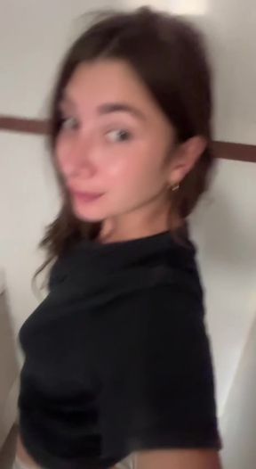 Hottie teen exposes her tits on OnlyFans