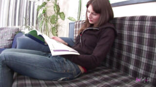 Dedos y comida de culo: la lesbiana de tetas pequeñas Irina Bruni se masturba con un consolador