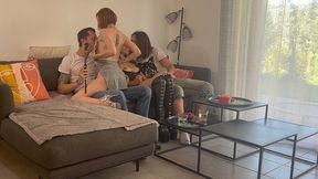 deviens le voyeur de notre apres-midi libertine a 4. on prend un petit apero ...