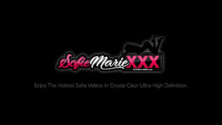 MILF-y Sofie Marie i Ema ruchają się w tyłek