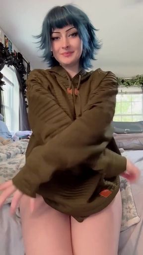 Goth amateur with big tits shows off her cute tits