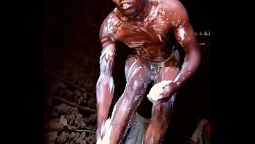 A Handsome Bathing On A Muddy House ,Then Gaped !