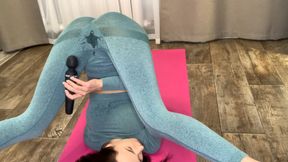 Squirt in leggins on face
