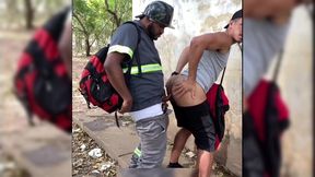 trabalhador fode cara no parque e depois goza na boca dele