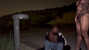 UMA PROSTITUTA SE OFERECENDO NA RUA