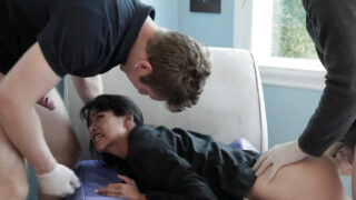 تتعرض دانا فيسبولي، وهي امرأة ناضجة، لضربات عنيفة من قبل تشاد ألفا وداني وايلد خلال علاقة جنسية ثلاثية مثيرة وهي ترتدي أحذية ذات كعب عالٍ.