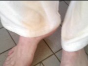 01 - Pissen in weißer Jogginghose