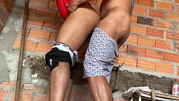 CATCHING MY FRIENDS IN THE BACKGROUND!