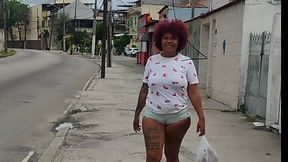 Se exibindo feliz pois o amante vai visitar mais tarde