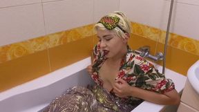 Bath with blanket, masturbation and peeing!