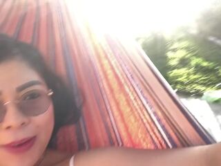 SAKURAYEN hace show caliente en amaca, toca su rico coño por encima de la ropa es muy excitante