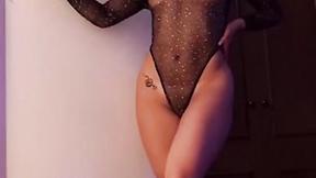 ”#bodysuit #bodygoals #longlegs”