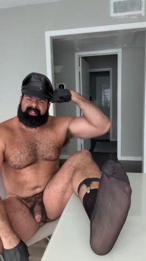 Musclebear Strip Tease
