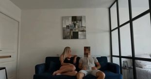j invite une ami a venir se faire prendre avec mon mec