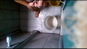 me masturbo en el ba&ntilde_o