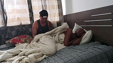 Ativo Africano dando ao brasileiro que ficou muito feliz em socar seu grosso pau dentro do cuzinho