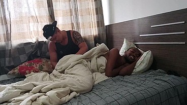 Ativo Africano dando ao brasileiro que ficou muito feliz em socar seu grosso pau dentro do cuzinho