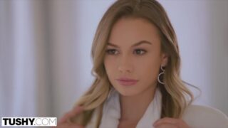 Un grosso cazzo scopa duramente il culo stretto di Naomi Swan
