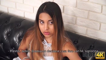 DEBT4k. La brillante Roxy Lips ha soddisfatto l'uomo che è venuto per i de