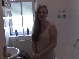 Julia Pissing