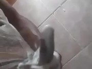 Masturbation in the bathroom / Masturbacion en el baño