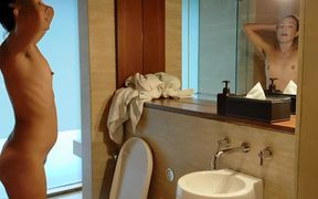 Sexy Behaarte MILF Schwimmt Im Hotel Pool Und Pisst in Oeffentliche Dusche