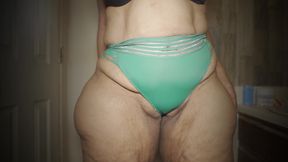 BIG BOOTY PHAT ASS ANAL QUEEN SHOWS OFF HER PHAT ASS