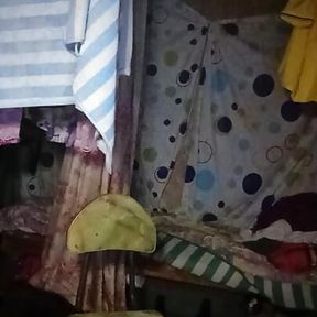 Nag paiyot ganiha ang Reyna sa labas ng bahay