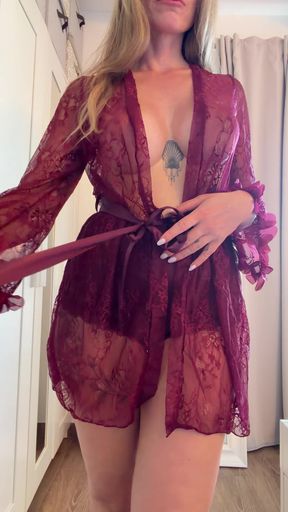 Mature amateur MILF strips down for a hot show