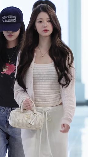 K-pop beauty shows off in see-through clothes