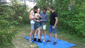 a 18ans, amandine goute a sa toute premiere sodomie... en plein gang-bang !