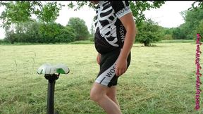 nylonjunge mit prostata plug auf fahrradtour 2019