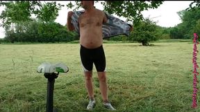 nylonjunge mit prostata plug auf fahrradtour 2019