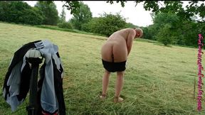 nylonjunge mit prostata plug auf fahrradtour 2019