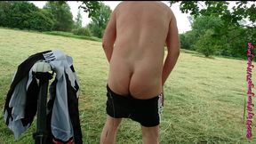 nylonjunge mit prostata plug auf fahrradtour 2019