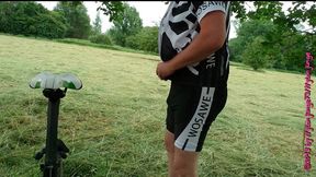 nylonjunge mit prostata plug auf fahrradtour 2019
