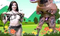 Camsoda- Cave girl sucking strapon on dinosaur