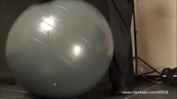 DOMINANT BUILDER BEATS AND TRAMPLES BIG BALLOON - 100