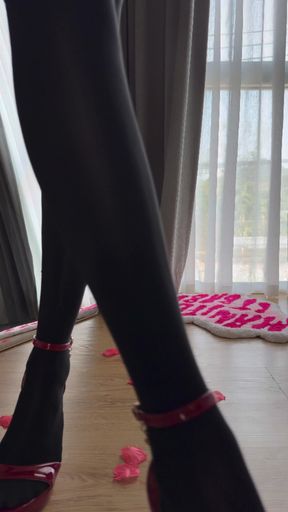 Birthday Girl Spreads Her Ass Cheeks For Sex King's Massive Dick In POV