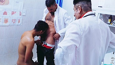 Médico Chatageia dois funcionarios para realizarem seu fetiche! Consultório Profanus Episódio 12: Plantão Redobrado